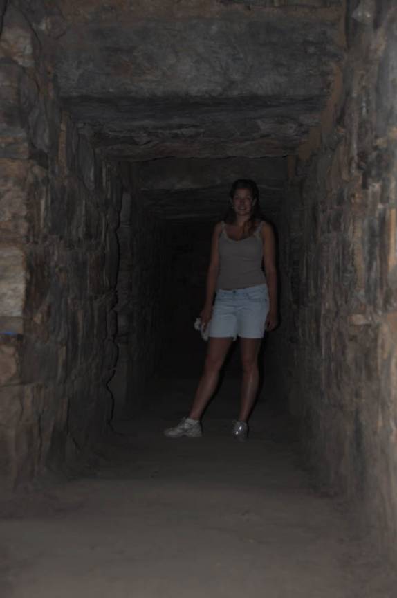 Caminhando pelo templo subterrâneo de Chavin, na região de Huaraz, no Peru